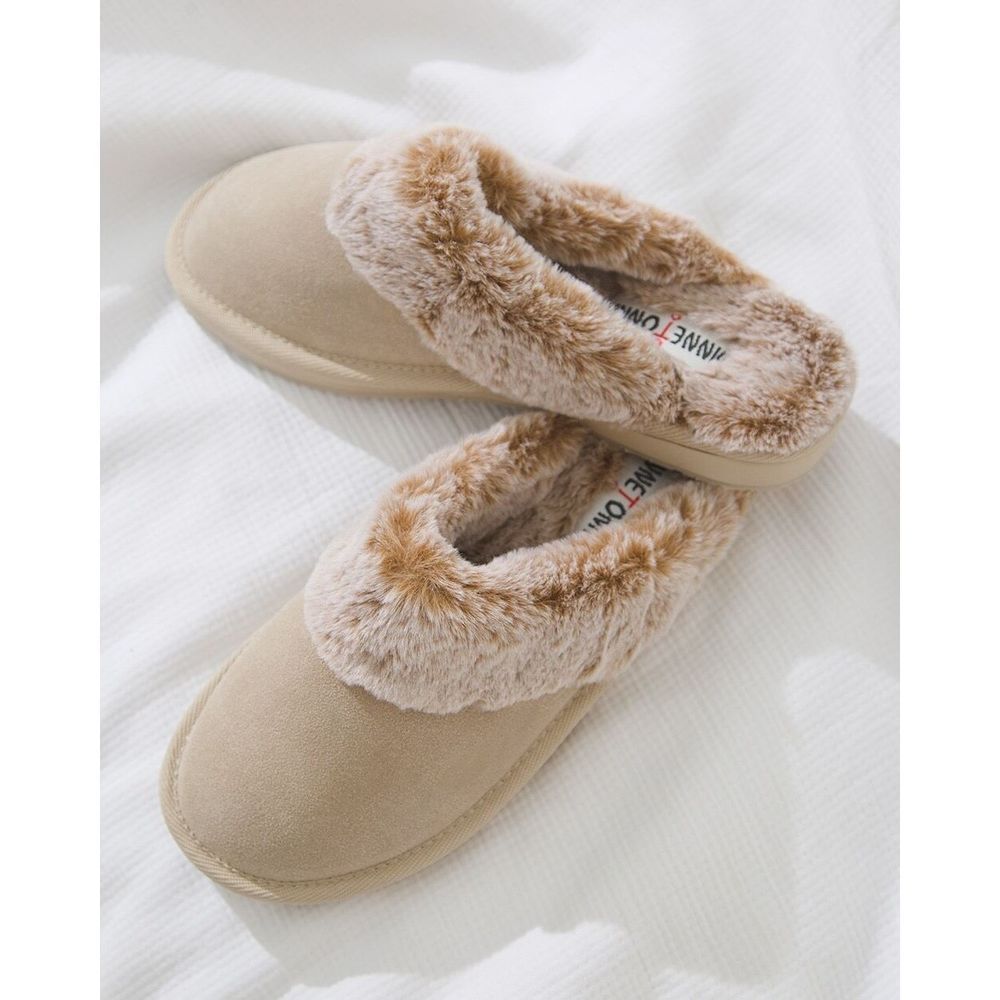 Minnetonka slipper/shoe tan suede upper with fuzzy inside and trim womens size 8